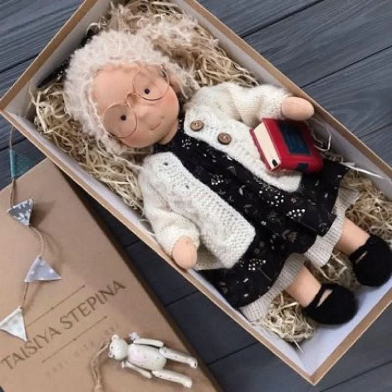 Selina – Muñeca Waldorf de algodón hecha a mano para juegos creativos