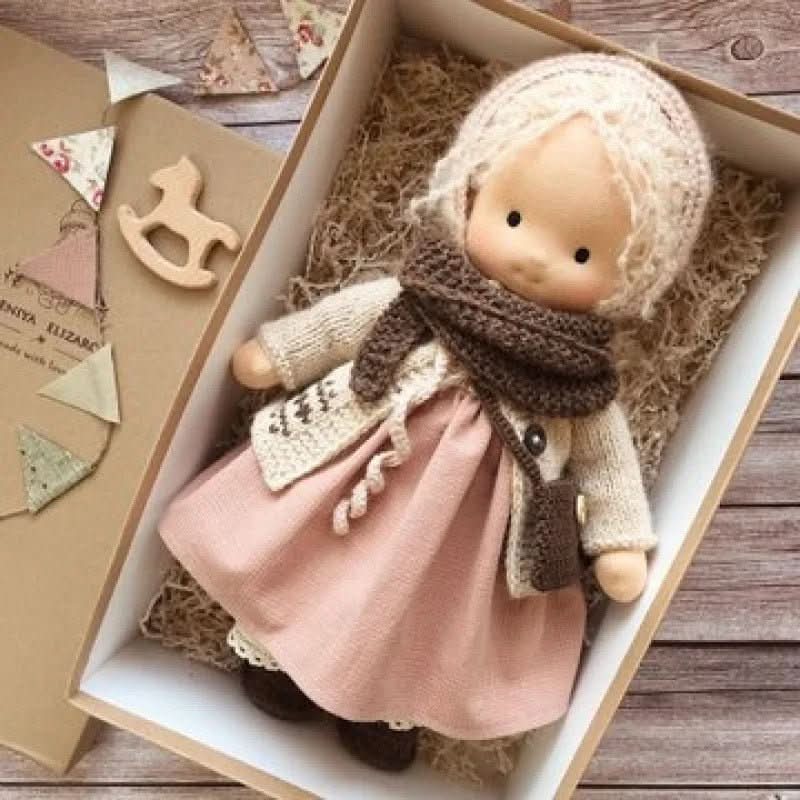 Selina – Muñeca Waldorf de algodón hecha a mano para juegos creativos