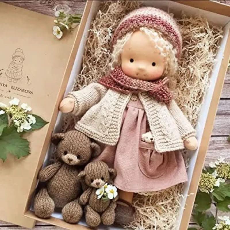 Selina – Muñeca Waldorf de algodón hecha a mano para juegos creativos
