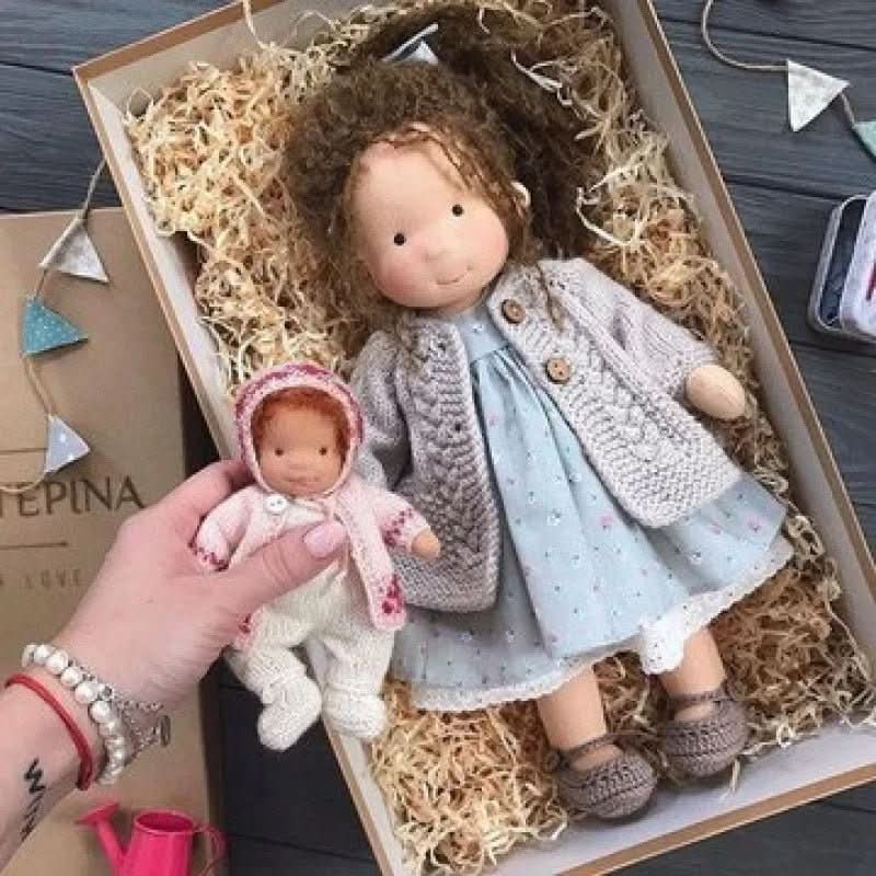 Selina – Muñeca Waldorf de algodón hecha a mano para juegos creativos