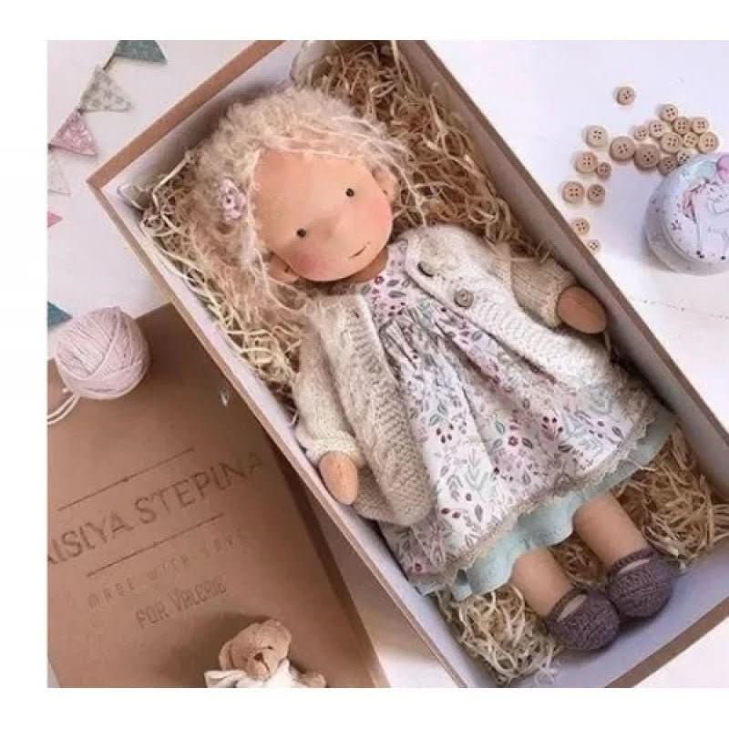 Selina – Muñeca Waldorf de algodón hecha a mano para juegos creativos
