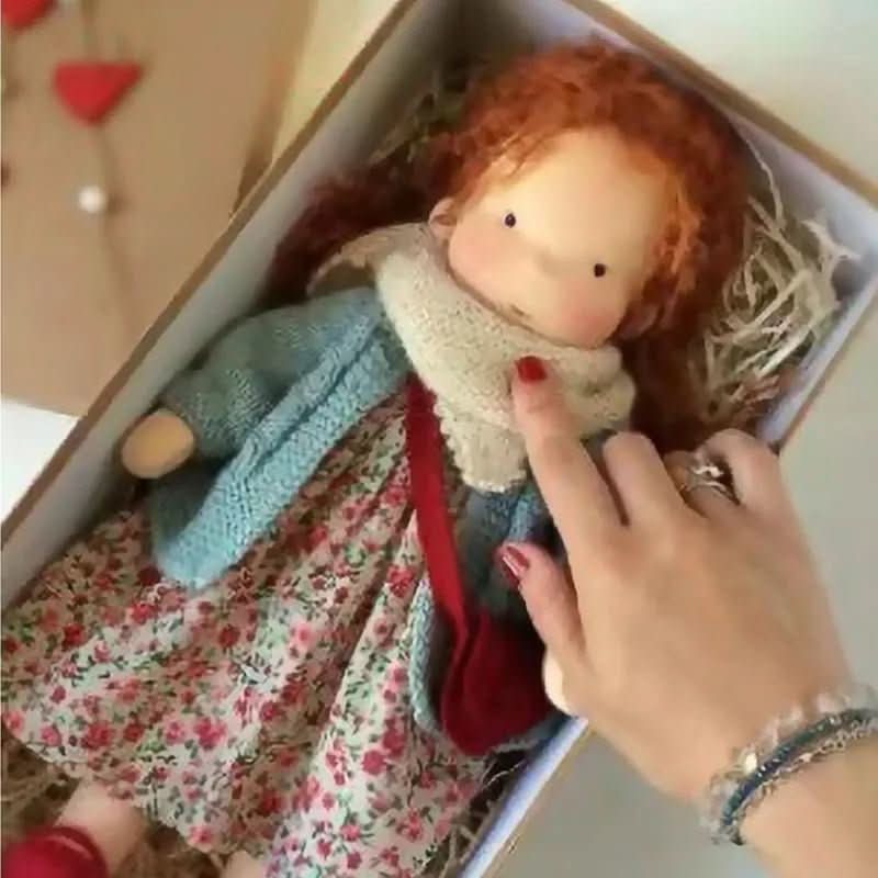 Selina – Muñeca Waldorf de algodón hecha a mano para juegos creativos