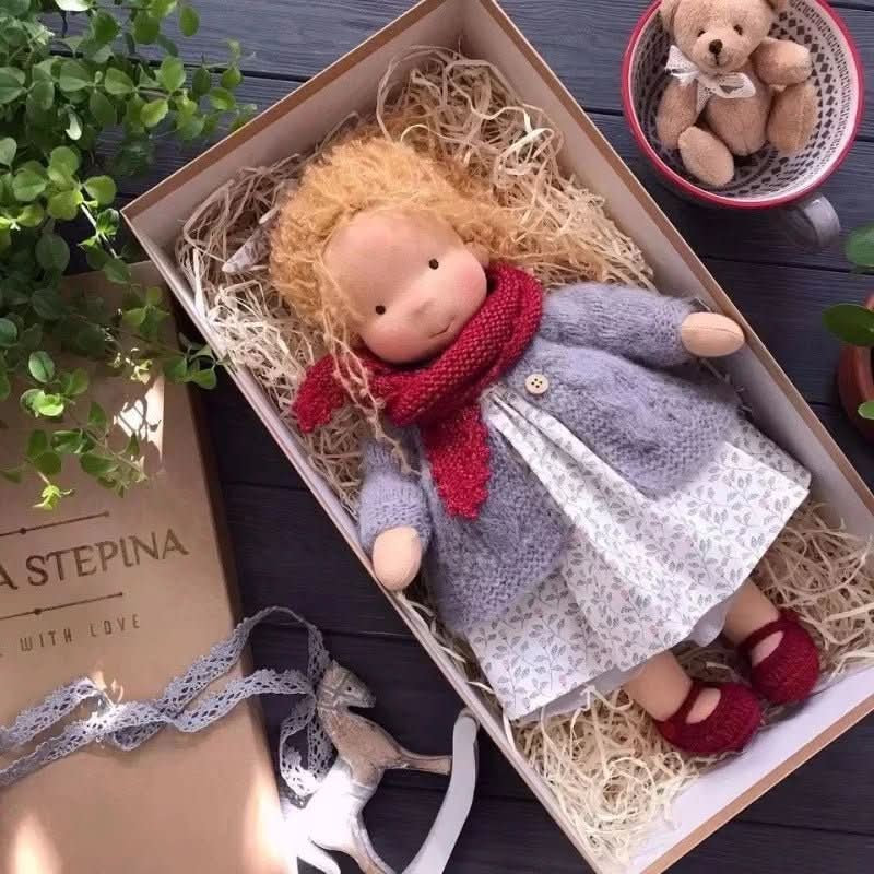 Selina – Muñeca Waldorf de algodón hecha a mano para juegos creativos
