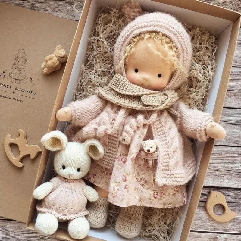 Selina – Muñeca Waldorf de algodón hecha a mano para juegos creativos
