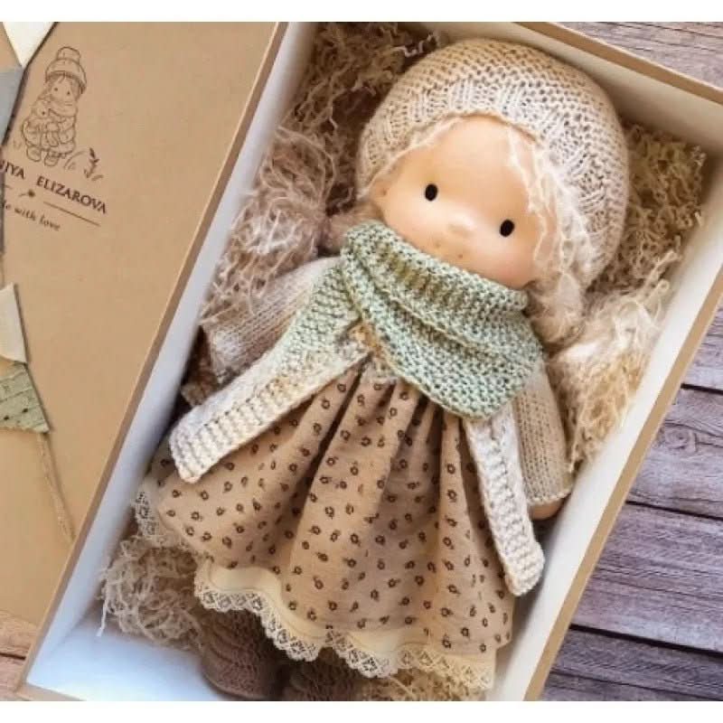 Selina – Muñeca Waldorf de algodón hecha a mano para juegos creativos