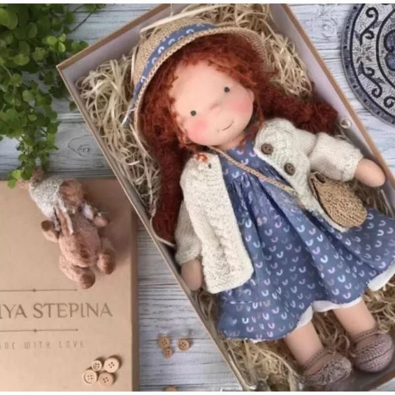 Selina – Muñeca Waldorf de algodón hecha a mano para juegos creativos