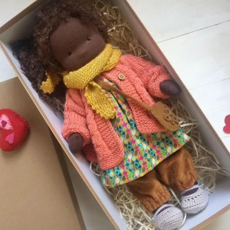 Selina – Muñeca Waldorf de algodón hecha a mano para juegos creativos