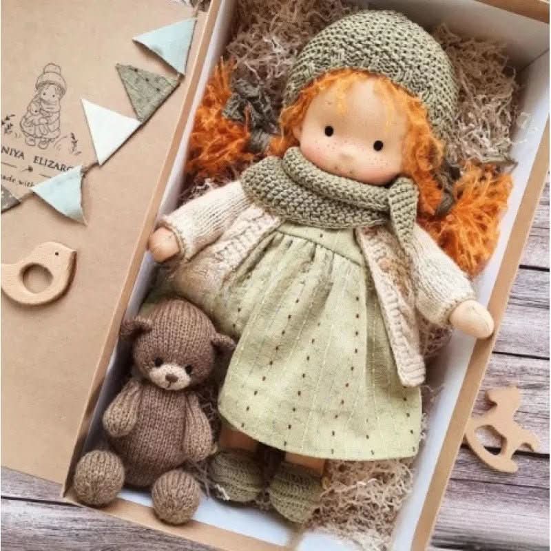 Selina – Muñeca Waldorf de algodón hecha a mano para juegos creativos