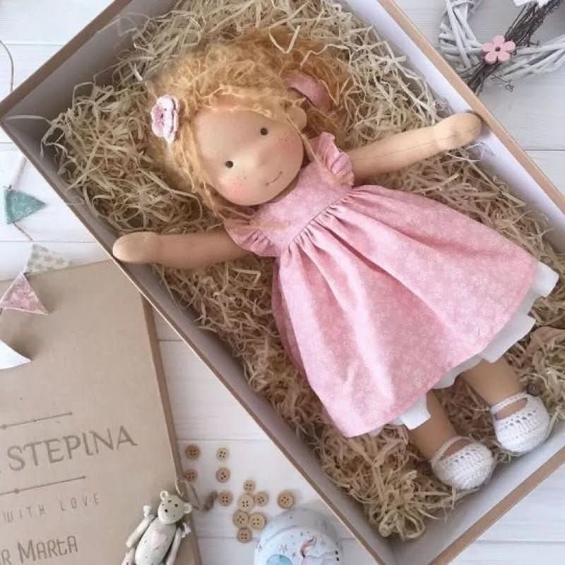Selina – Muñeca Waldorf de algodón hecha a mano para juegos creativos