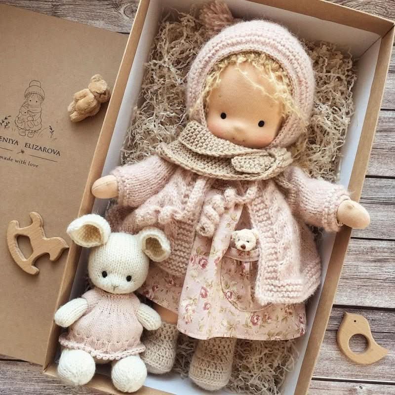 Selina – Muñeca Waldorf de algodón hecha a mano para juegos creativos
