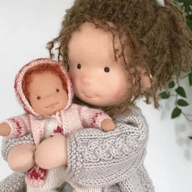 Selina – Muñeca Waldorf de algodón hecha a mano para juegos creativos