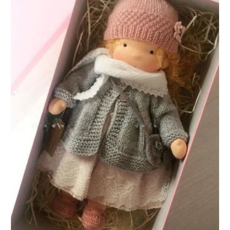 Selina – Muñeca Waldorf de algodón hecha a mano para juegos creativos