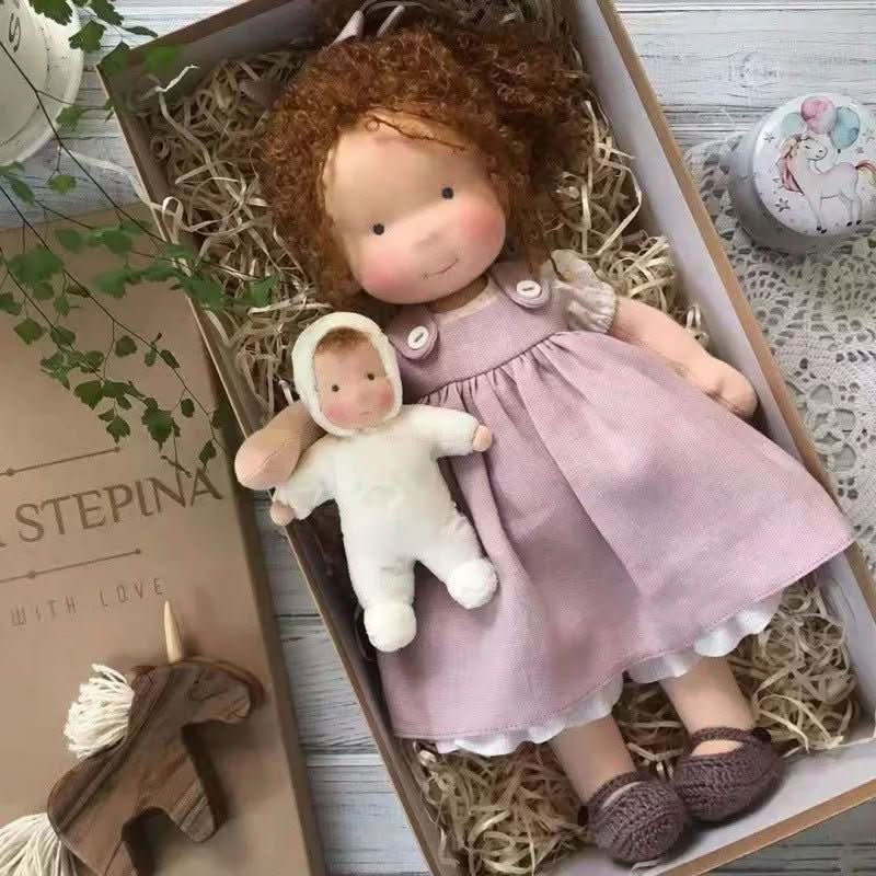 Selina – Muñeca Waldorf de algodón hecha a mano para juegos creativos