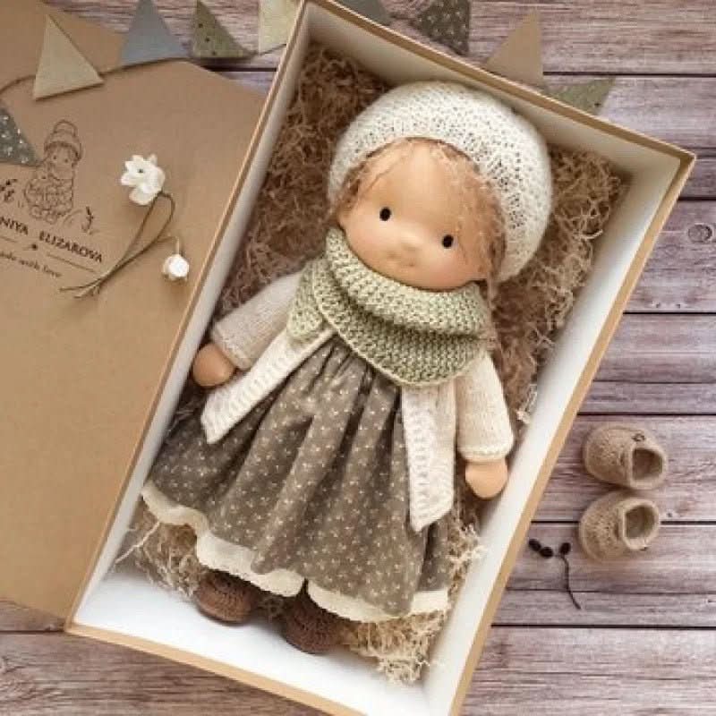Selina – Muñeca Waldorf de algodón hecha a mano para juegos creativos