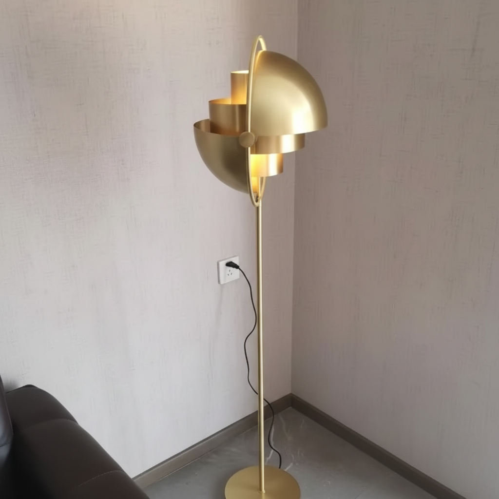 Lámpara de Pie Moderna de Oro – Lámpara Escultural Metálica para Interiores Contemporáneos