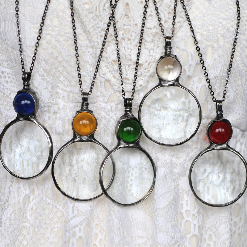 Collar con lupa