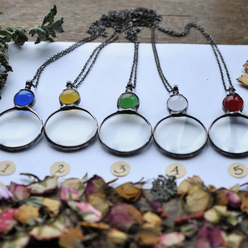 Collar con lupa