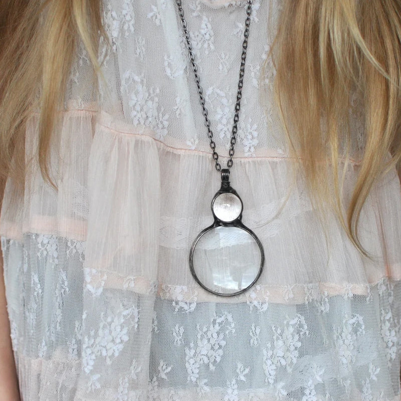 Collar con lupa