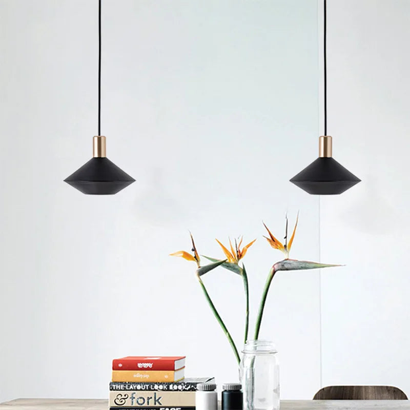 Italia | Lámpara colgante LED minimalista, moderna, negra