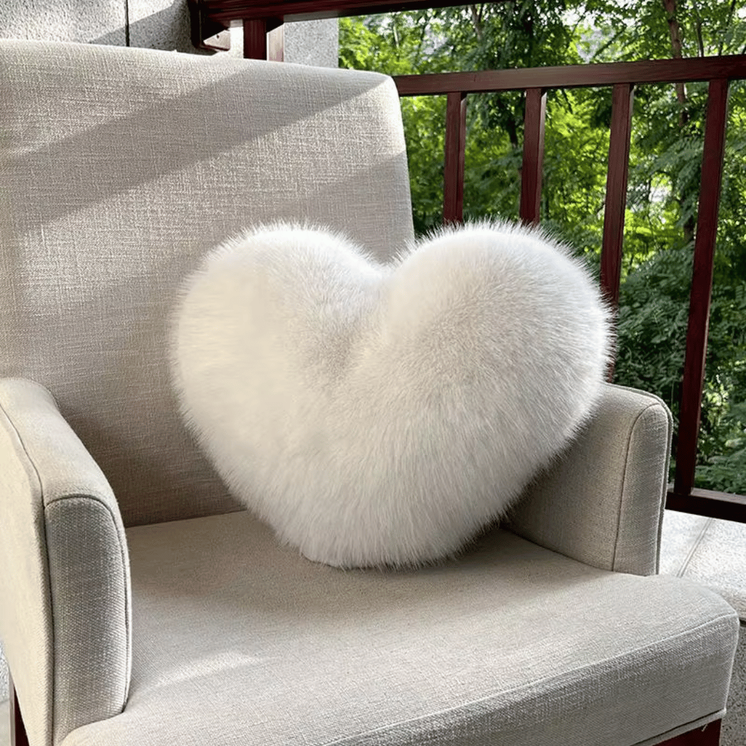 HUGNEST – Coussin en fausse fourrure en forme de cœur pour des espaces de vie chaleureux et modernes