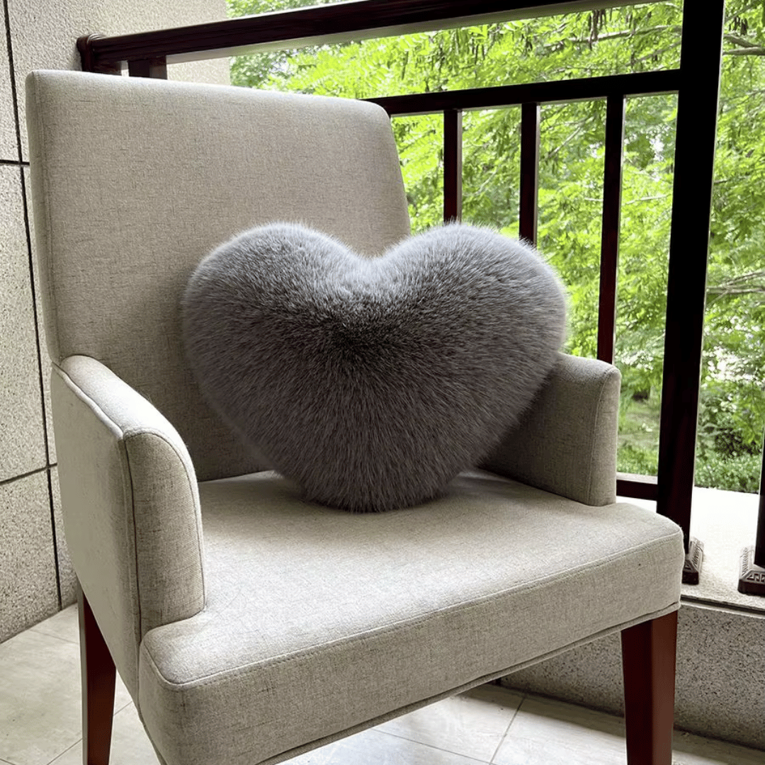 HUGNEST – Coussin en fausse fourrure en forme de cœur pour des espaces de vie chaleureux et modernes