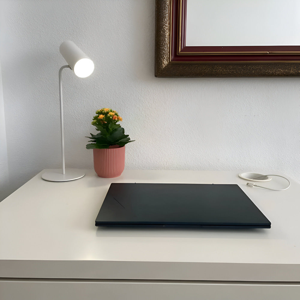 Lumora | Lámpara de mesa LED regulable con diseño minimalista