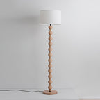 Lámpara de Pie Escultural Hugo – Luz de Piso Moderna con Esferas de Madera para Espacios de Vida