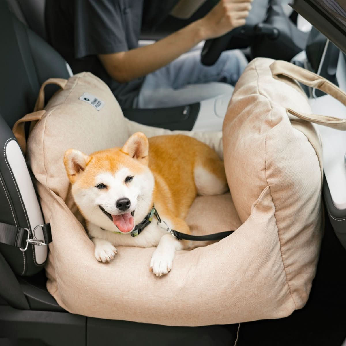 COMFYRIDE DOG SEAT – Cama de asiento para perros con cinturón de seguridad y base antideslizante
