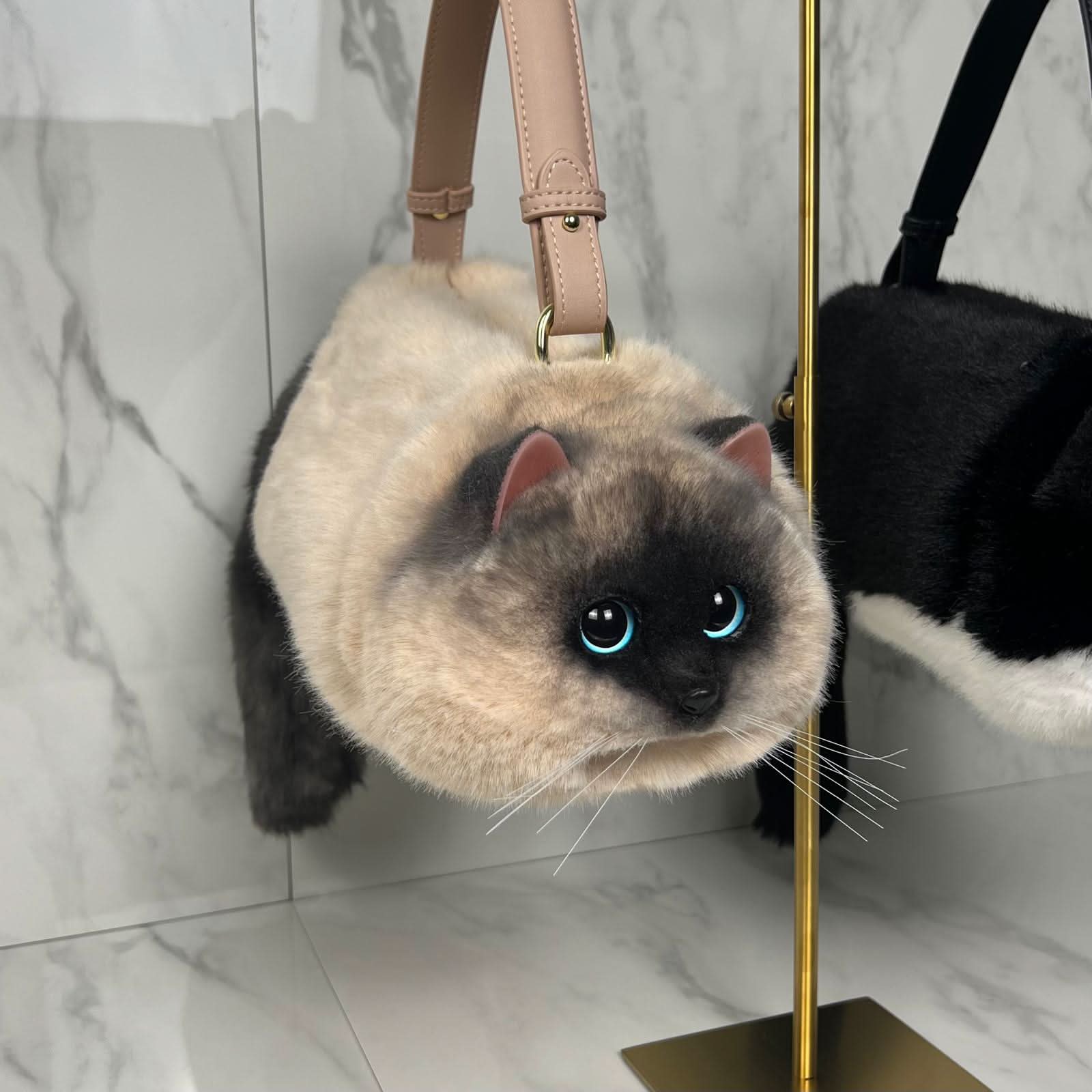 Una bolsa de gato realista que causa sensación en todas partes