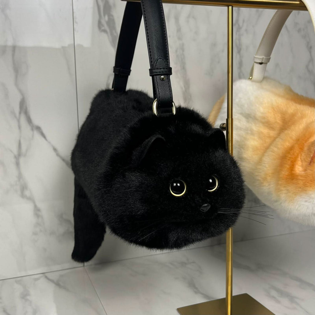 Una bolsa de gato realista que causa sensación en todas partes
