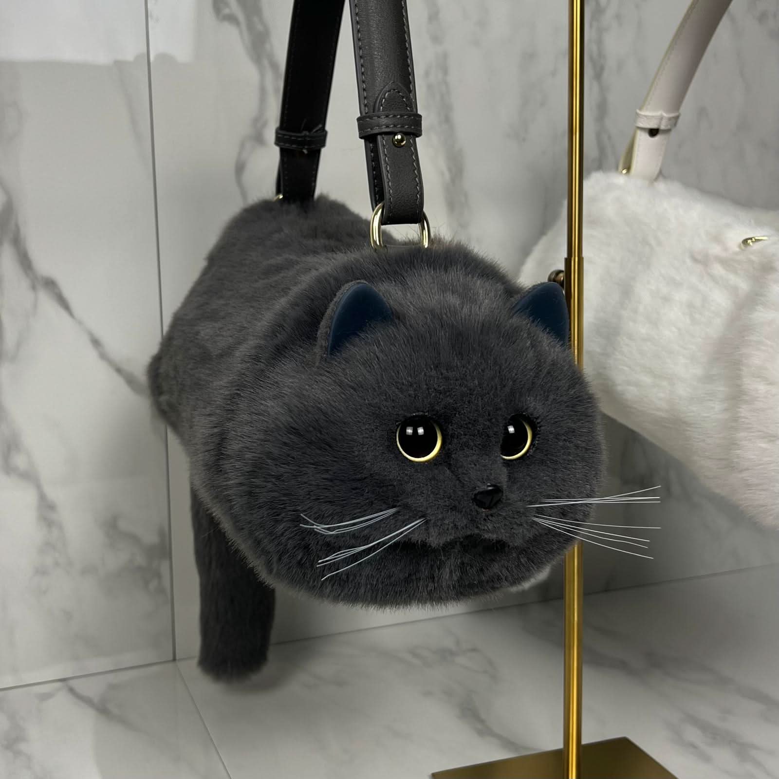 Una bolsa de gato realista que causa sensación en todas partes