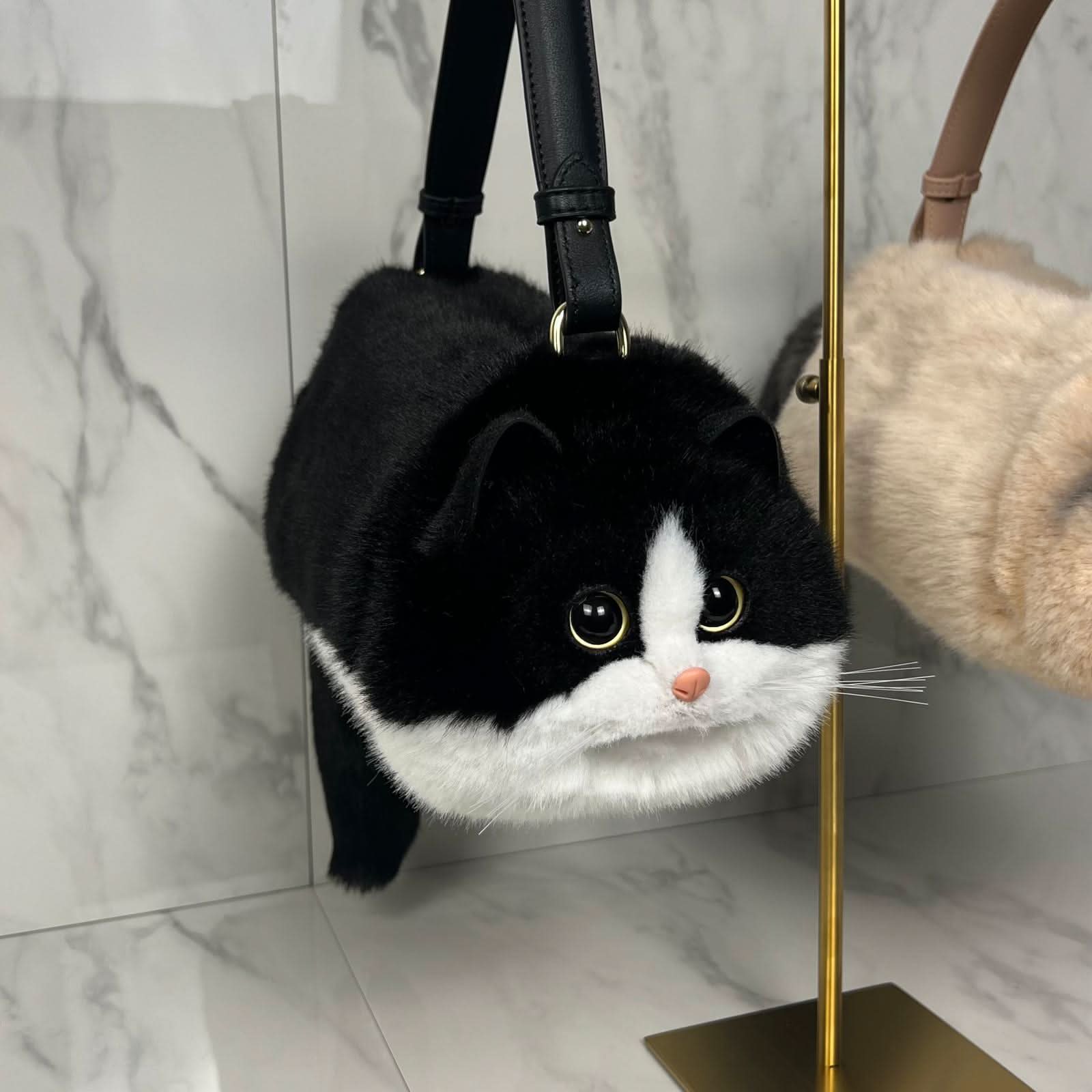 Una bolsa de gato realista que causa sensación en todas partes