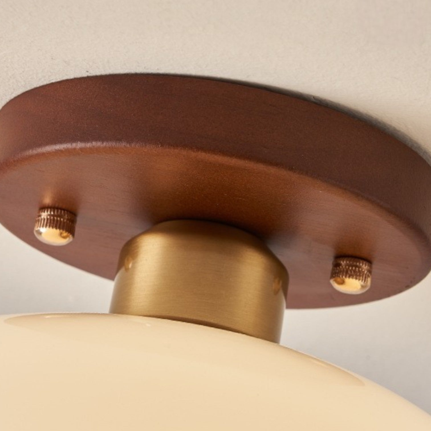 Lámpara de techo con cálida luz y acento de madera – pantalla de vidrio opalino en estilo Bauhaus para dormitorio y salón