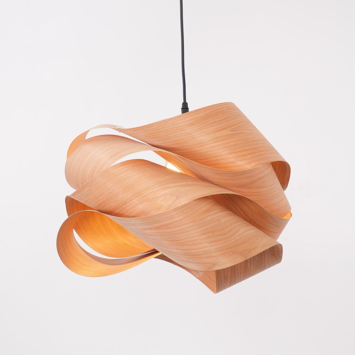 Lirado – lámpara colgante de diseño en estilo madera