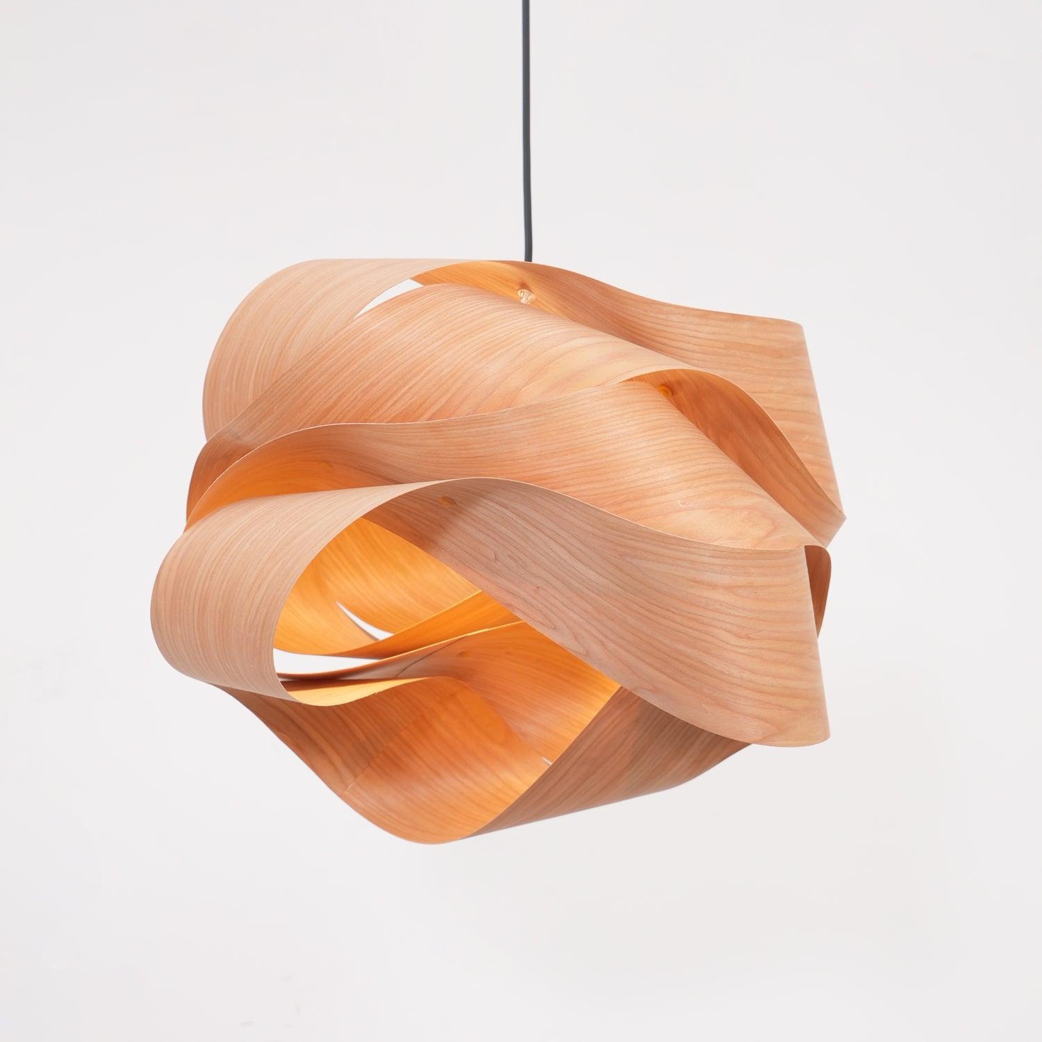 Lirado – lámpara colgante de diseño en estilo madera