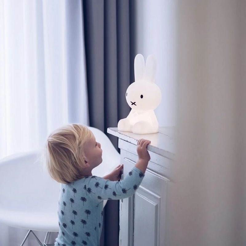 BUNNIVA – Figura decorativa icónica de conejo para espacios de vida elegantes y diseño interior atemporal