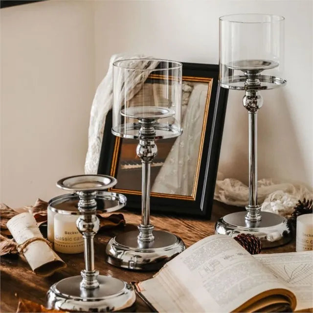Elegante Candelabro Metálico con Soporte de Vidrio para Decoración Ambiental