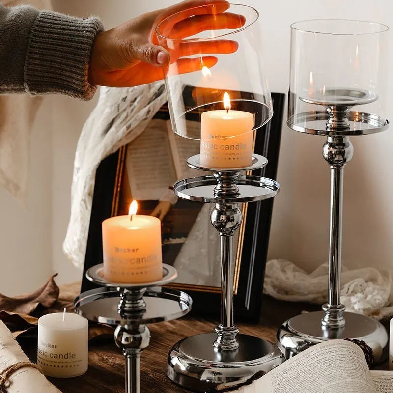 Elegante Candelabro Metálico con Soporte de Vidrio para Decoración Ambiental