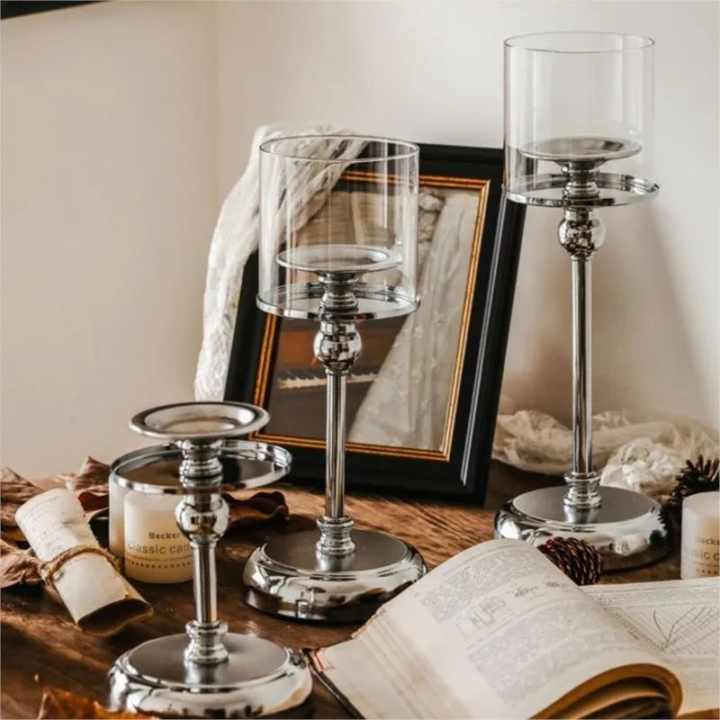Elegante Candelabro Metálico con Soporte de Vidrio para Decoración Ambiental