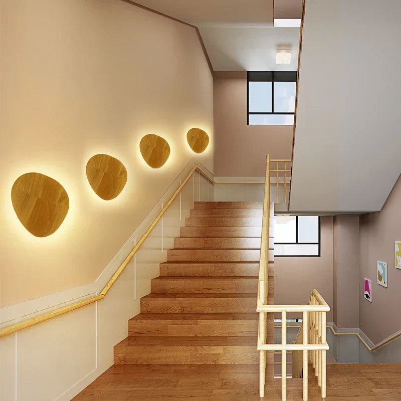 Lámpara de Pared de Madera Escandinava con Luz Cálida y Diseño Minimalista