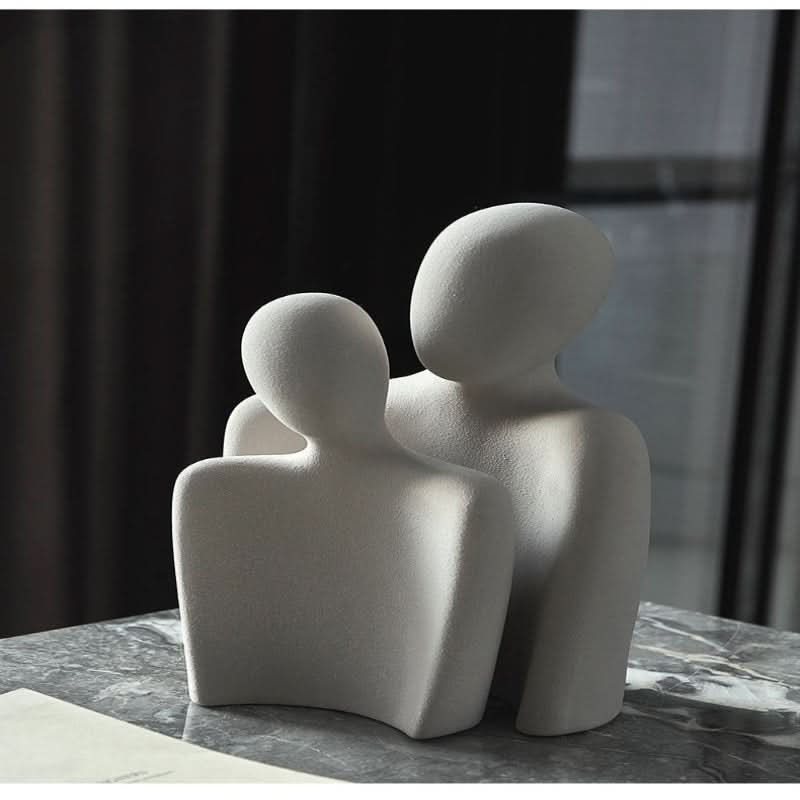 Escultura moderna que simboliza conexión y ternura