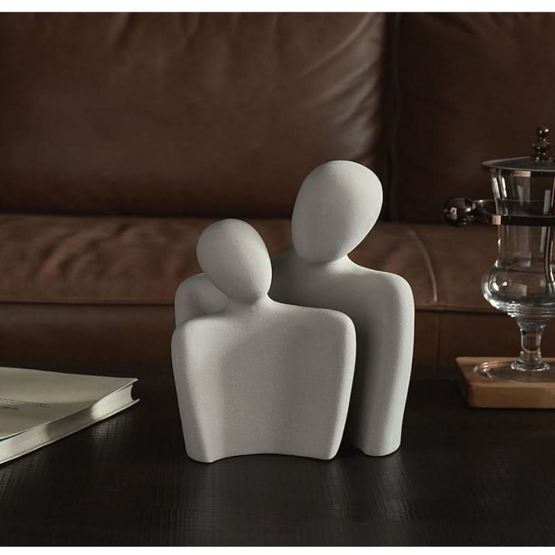 Escultura moderna que simboliza conexión y ternura