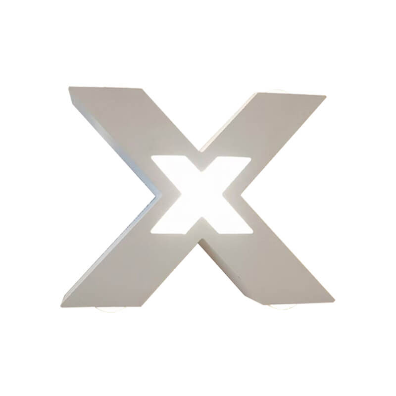 Foco exterior LED moderno e impermeable en diseño X para iluminación de fachadas