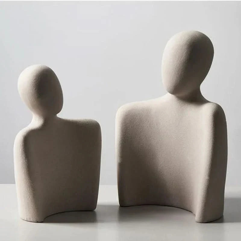 Escultura moderna que simboliza conexión y ternura