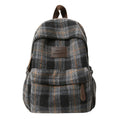 Una mochila escolar a cuadros muy acogedora