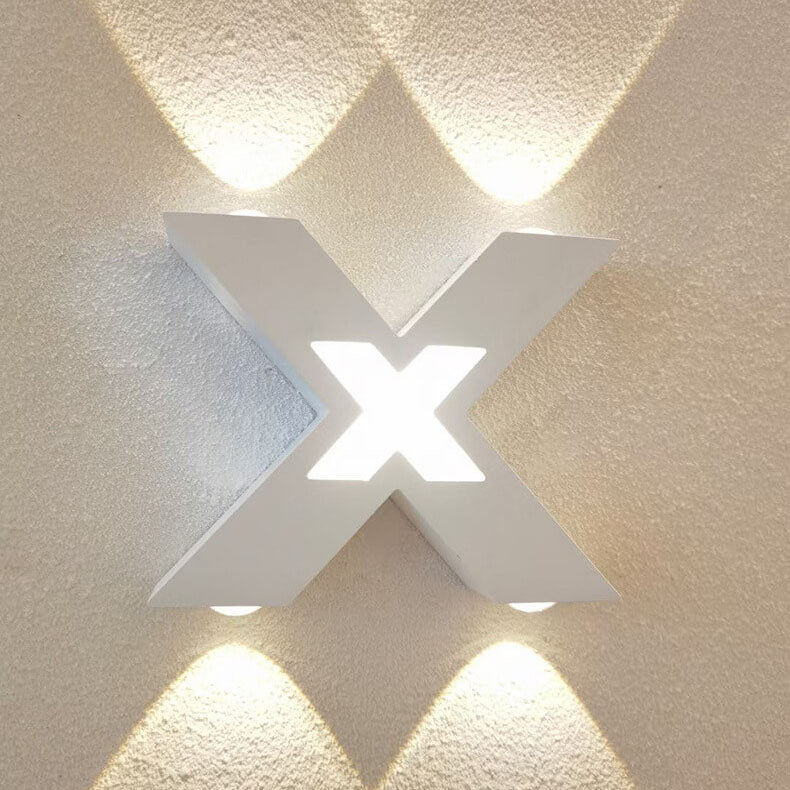 Foco exterior LED moderno e impermeable en diseño X para iluminación de fachadas