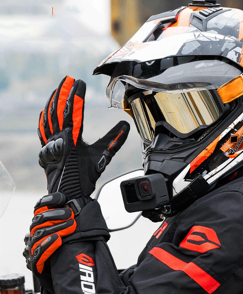 Guantes de moto aislados