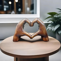 Escultura en Forma de Corazón: Arte Moderno con un Toque Romántico