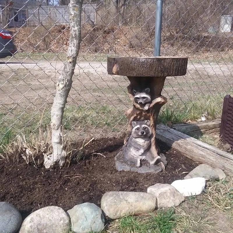 Fuente de Jardín Vintage para Aves – Diseño de Mapache en Poliresina para Encanto Exterior