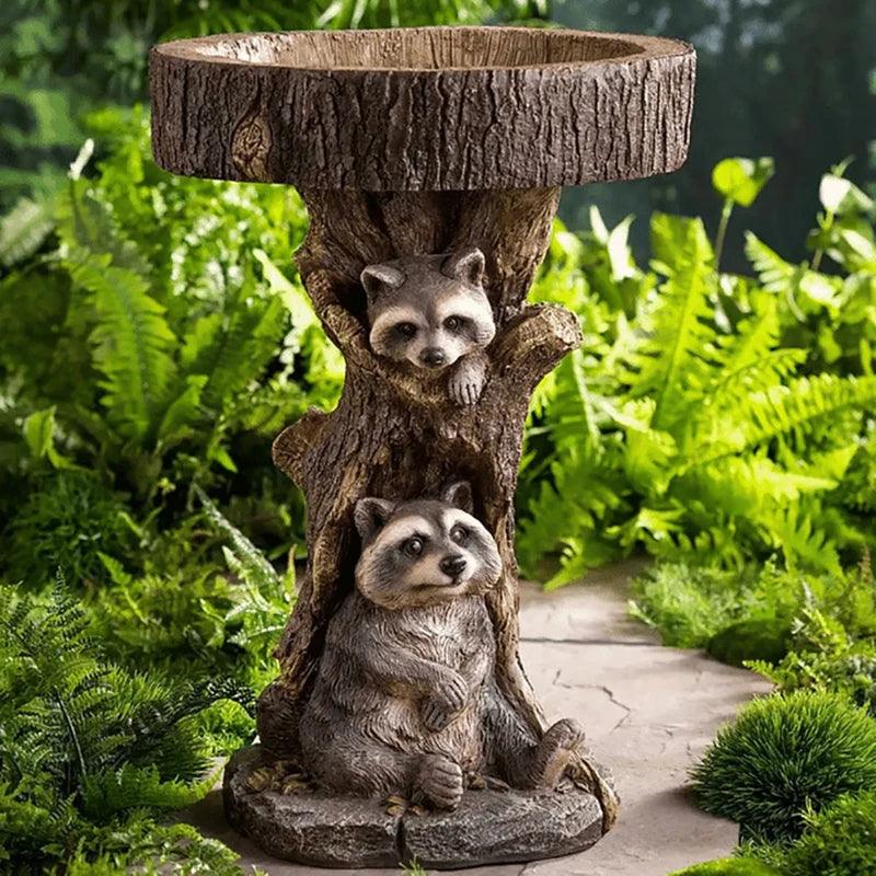 Fuente de Jardín Vintage para Aves – Diseño de Mapache en Poliresina para Encanto Exterior